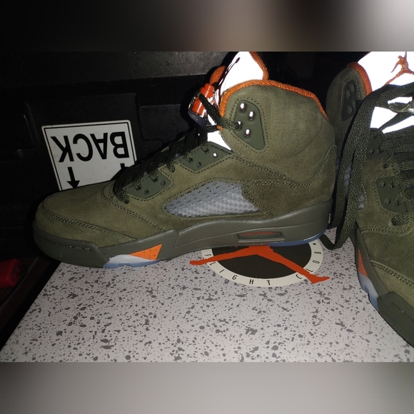 Retro 5 Olive 2024 - Picture 2 of 7